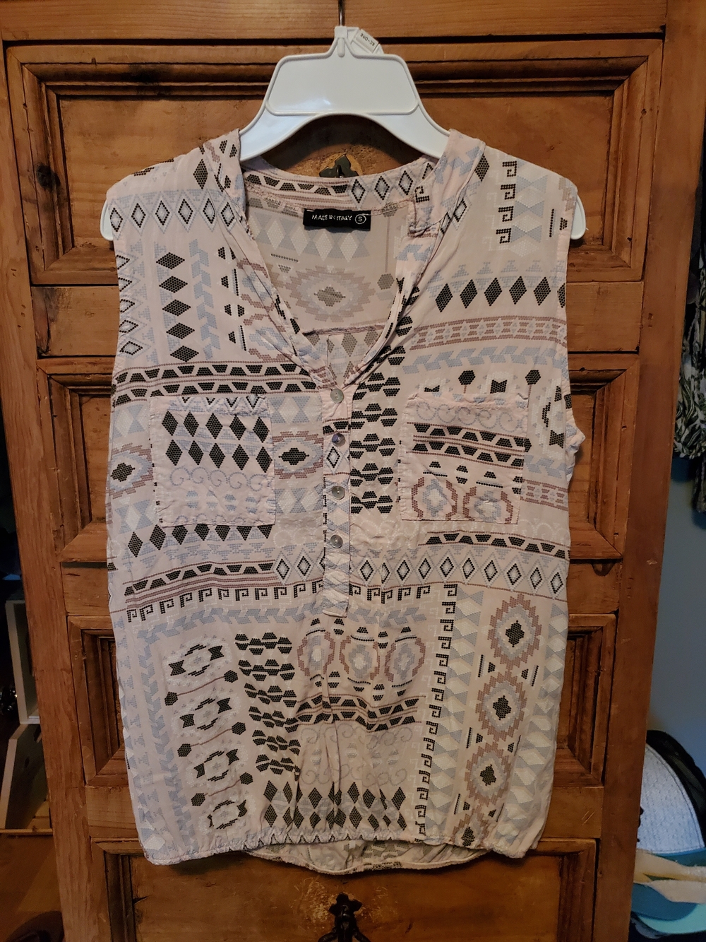 Made In Italy Pale Pink Geometric Design Sleeveless Half Button Down Top